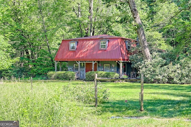 605 W Wildcat Rd, Clarkesville, GA 30523 - view of front of home featuring a front yard, a forest view, metal roof, a gambrel roof, and a porch