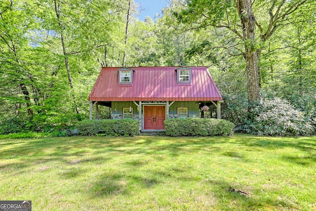 605 W Wildcat Rd, Clarkesville, GA 30523 - view of front of home with a front lawn, mansard roof, a porch, metal roof, and a forest view