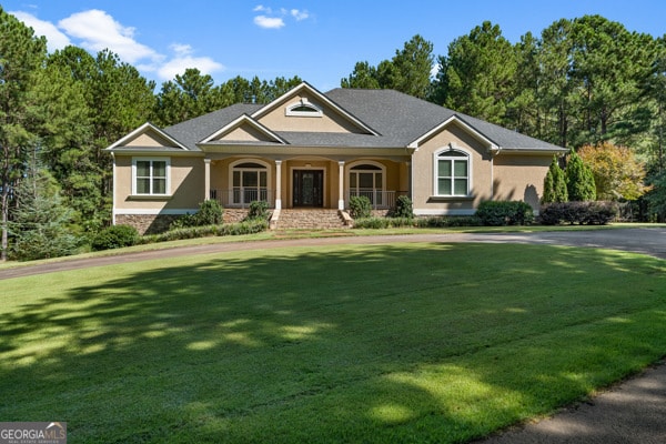 view of front of property with a front yard