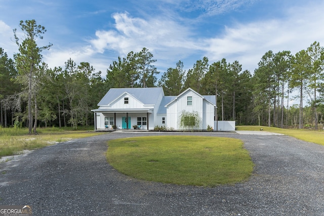 view of front of property featuring a front yard