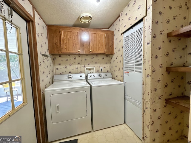 laundry room with plenty of natural light, cabinets, independent washer and dryer, and light tile patterned floors