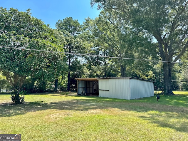 view of yard featuring an outbuilding