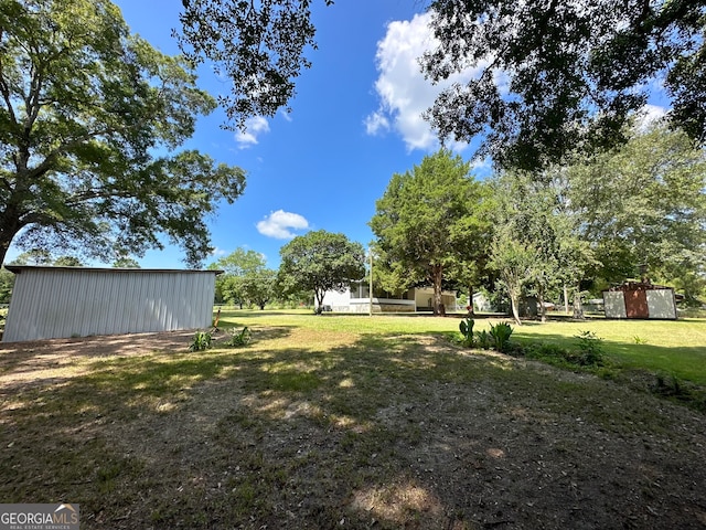 view of yard with an outdoor structure