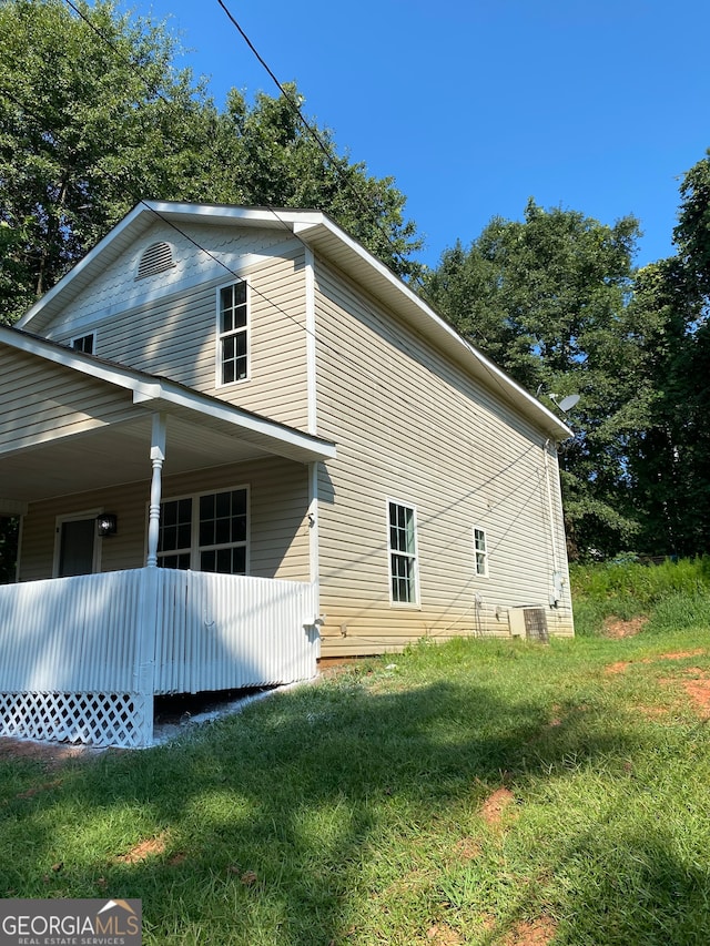 view of side of property featuring a yard