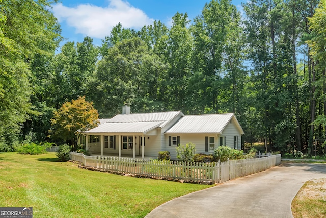 ranch-style house featuring a front lawn and a porch