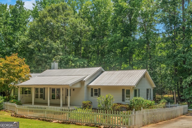 single story home with a porch