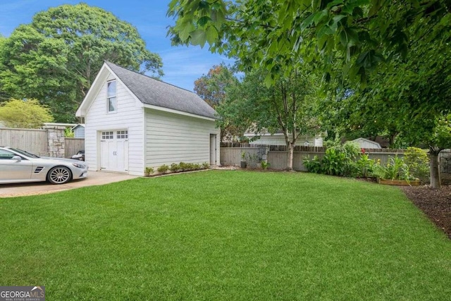 view of yard featuring an outdoor structure