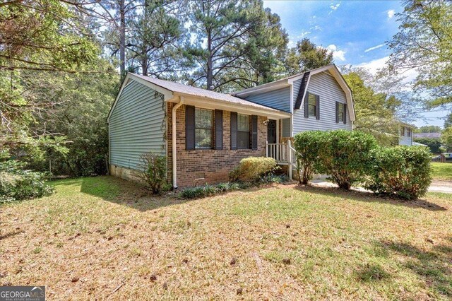 split level home with a front lawn