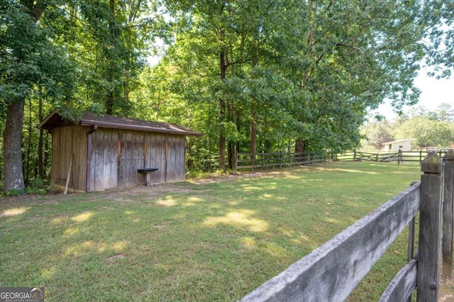 view of yard with an outbuilding