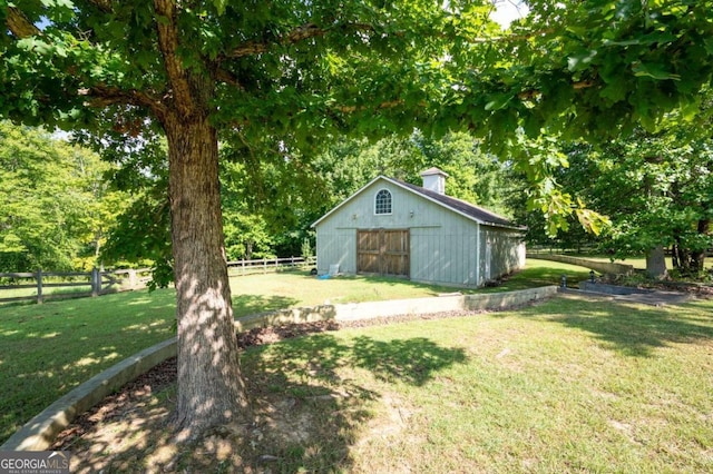 view of yard with an outdoor structure