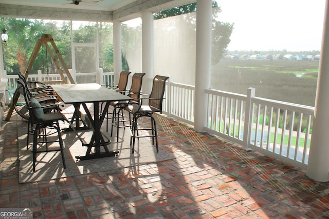 sunroom with ceiling fan