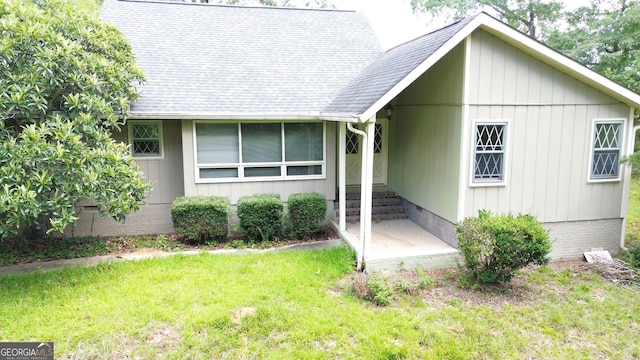 view of front of house featuring a front yard