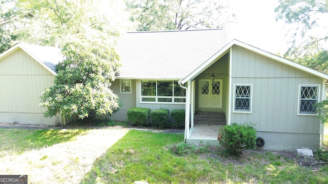 view of front of property featuring a front yard