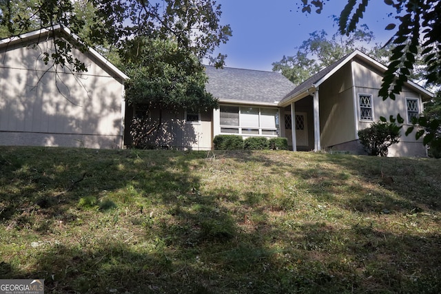 view of front facade with a front yard