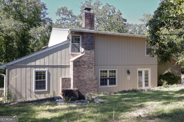 back of house featuring a yard