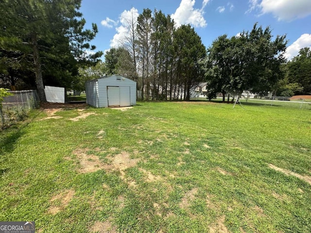 view of yard featuring a storage unit