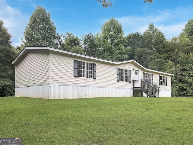 manufactured / mobile home featuring a front yard