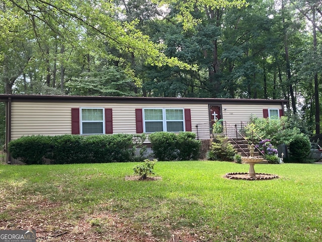 manufactured / mobile home featuring a front lawn