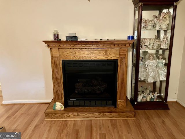 details featuring hardwood / wood-style floors