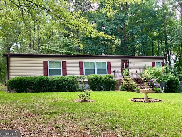 manufactured / mobile home with a front lawn