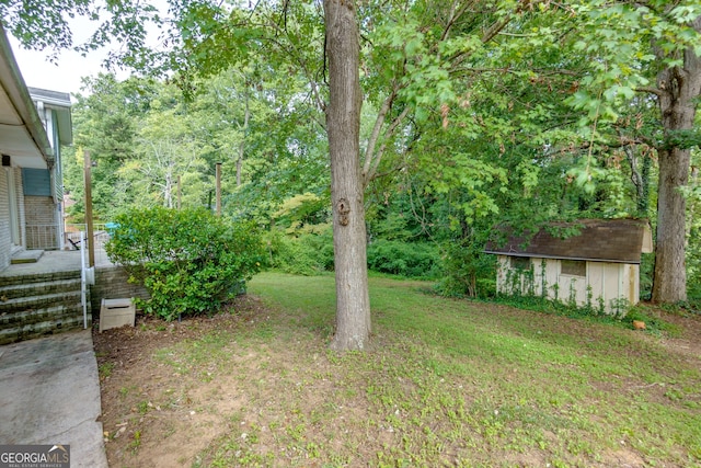 view of yard featuring a shed