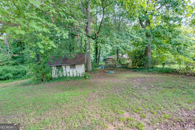 view of yard featuring an outbuilding