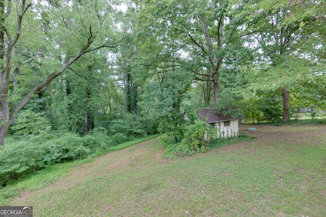 view of yard featuring an outbuilding