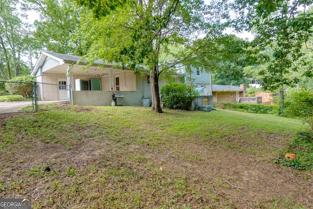 view of front of house featuring a front lawn