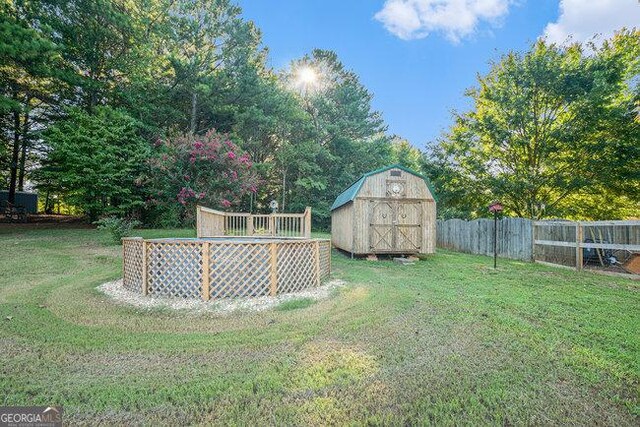 view of yard with a storage unit