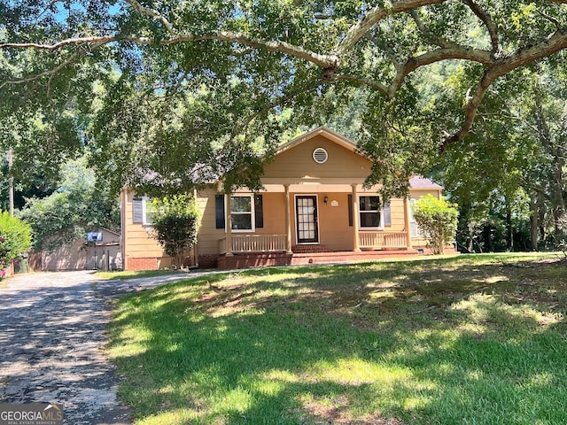 view of front facade featuring a front yard and a porch