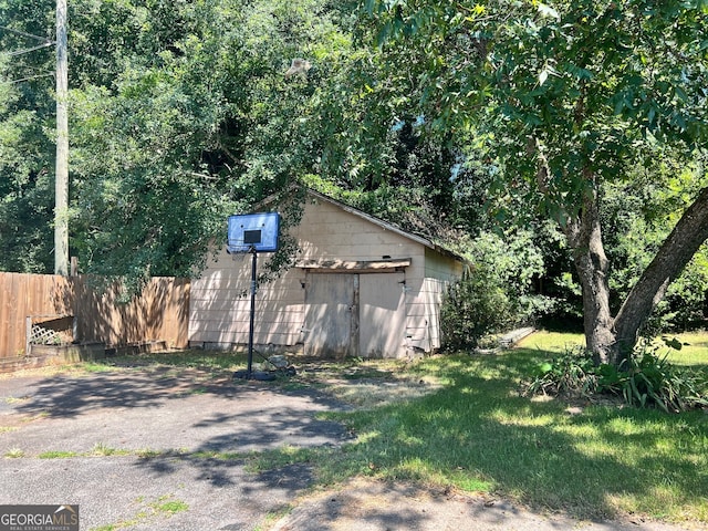 view of yard with a storage unit