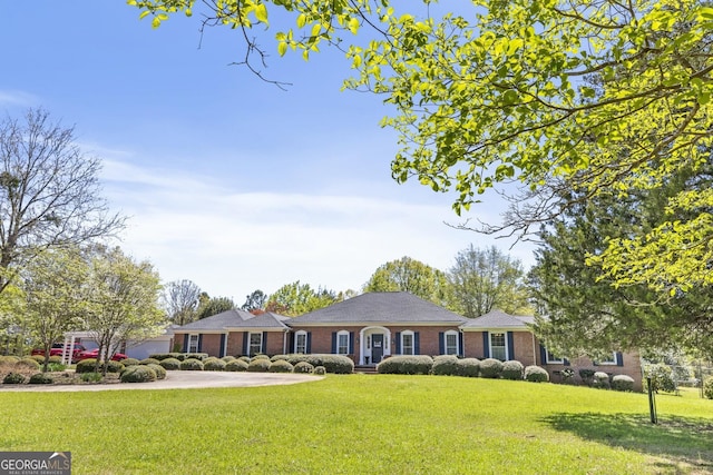 single story home featuring a front lawn