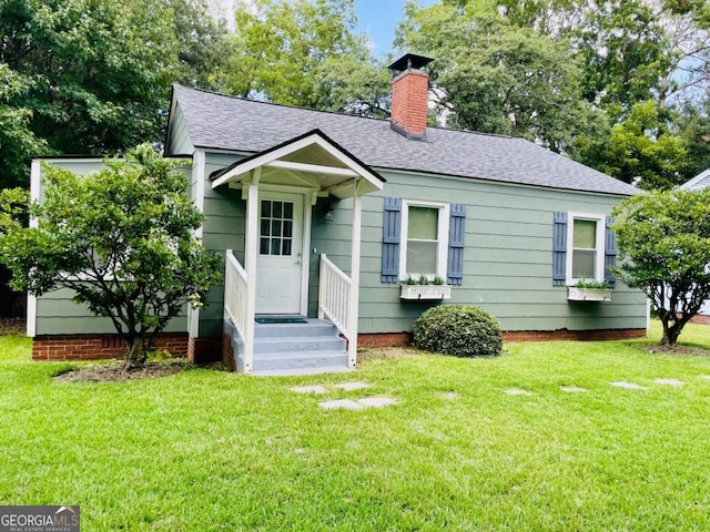 view of front of home featuring a front yard