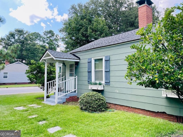 view of front of home with a front lawn