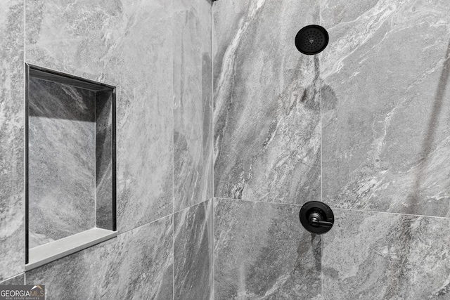 details featuring tiled shower