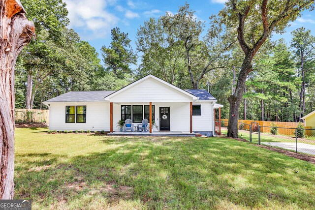 view of front of house featuring a front lawn