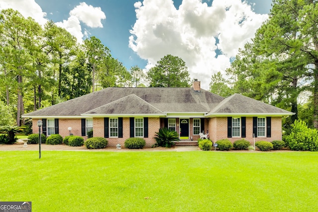 ranch-style house featuring a front yard