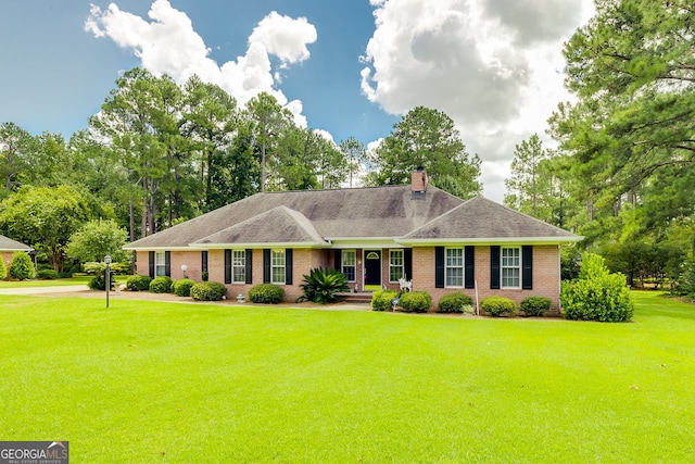 ranch-style home featuring a front lawn