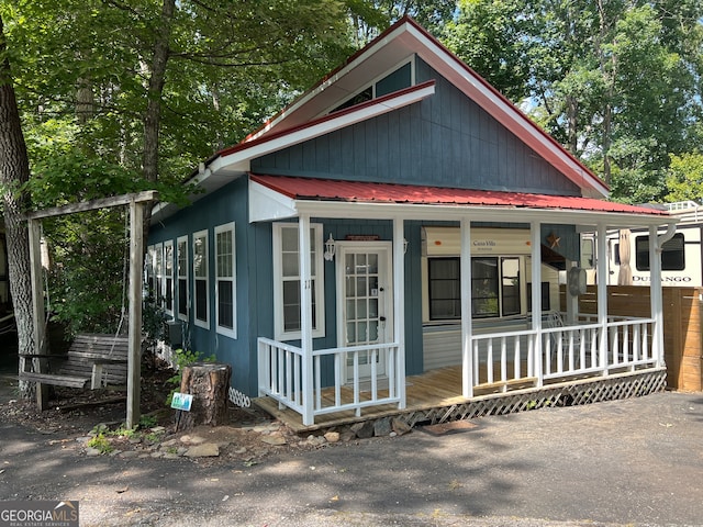 view of front of home featuring a porch