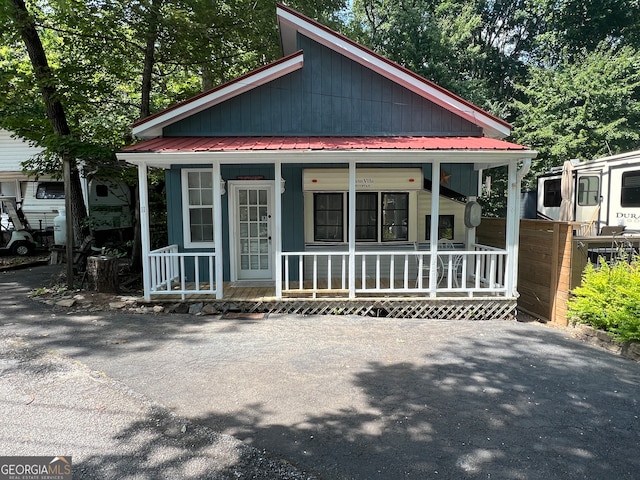 view of front of house featuring a porch