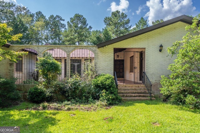 view of front of house featuring a front lawn