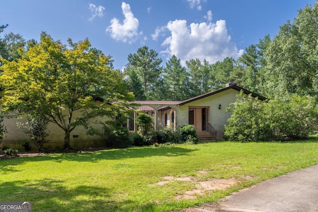 single story home with a front lawn