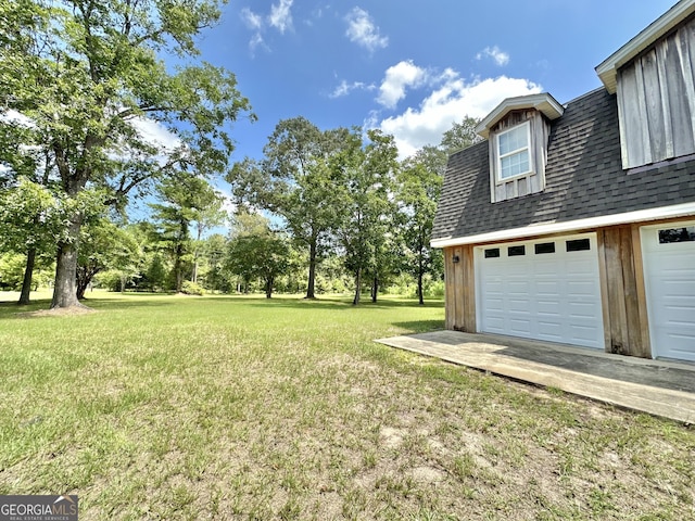 view of yard featuring a garage and driveway