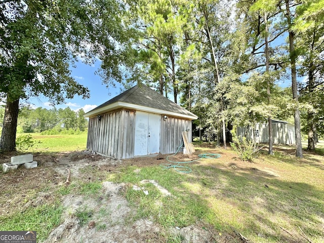 view of outdoor structure with an outbuilding