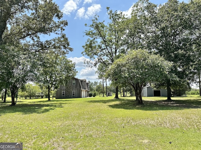 view of yard with an outbuilding