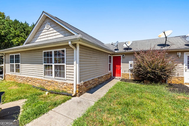 view of front of property with a front yard