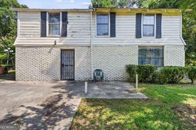 view of front of home featuring a patio area and a front yard