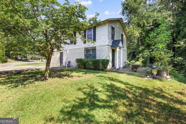 view of front of home with a front lawn