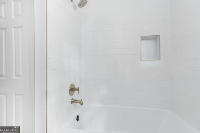 bathroom with tiled shower / bath combo