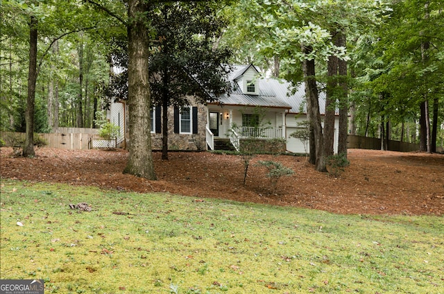 view of front facade featuring a front yard and a porch